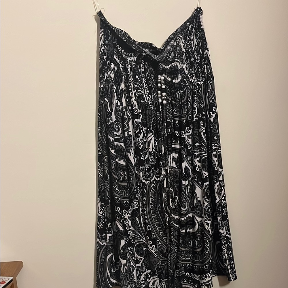 Elegant Black and White Paisley Sleeveless Dress